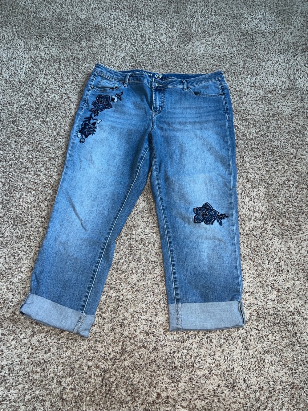 N62 Signature Fit Boyfriend Embroidered Floral Cuffed Jeans Size 12